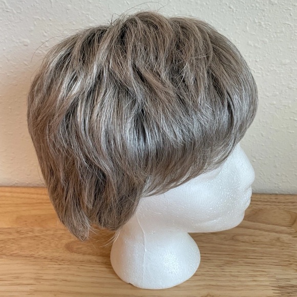 Paula Young Short Gray Layered Bob Wig - Picture 1 of 6